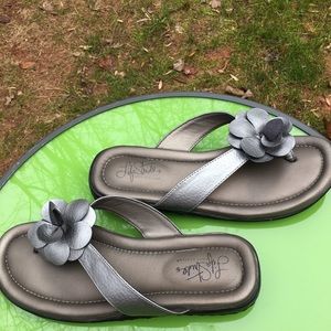 Sandal ,Life stride soft system ,silver, size 8.5
